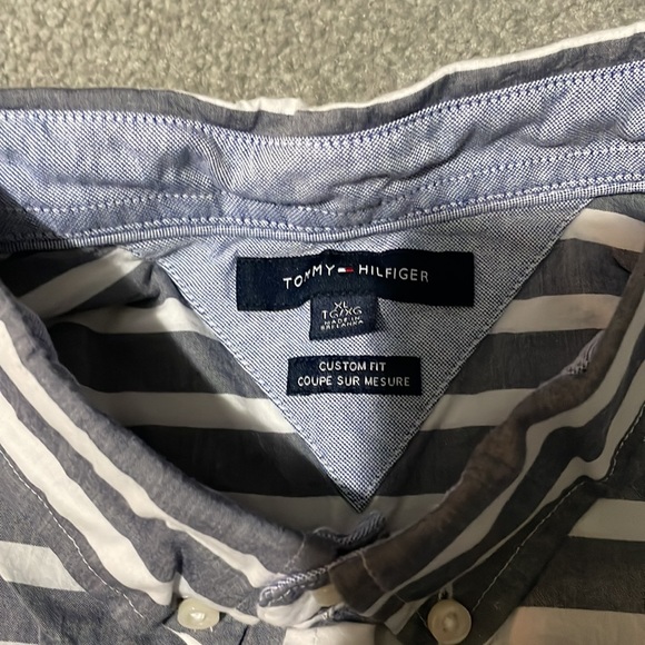 Tommy Hilfiger Short Sleeve Button Up Custom Fit 100% Cotton Shirt - Picture 3 of 4